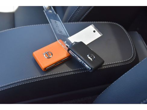 Certified 2025 Volvo XC40 B5 Plus w/ Protection Package Premier image 34