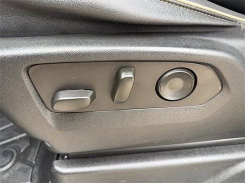 Used 2023 Chevrolet Suburban Premier image 28