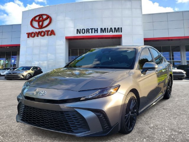 Used 2025 Toyota Camry SE FWD image 2
