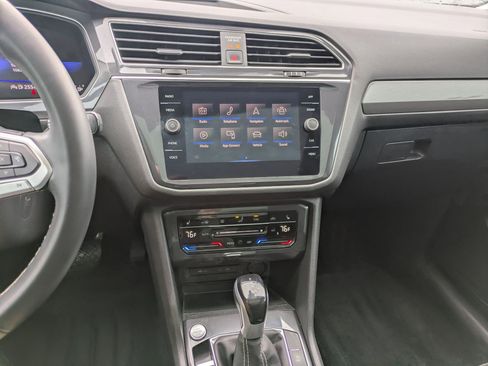 Certified 2024 Volkswagen Tiguan SE w/ Panoramic Sunroof Package image 28