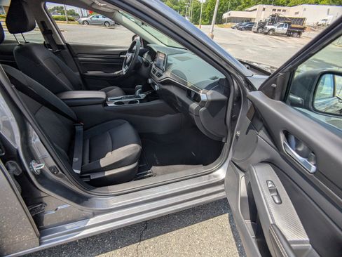 Used 2024 Nissan Altima 2.5 SV FWD image 12