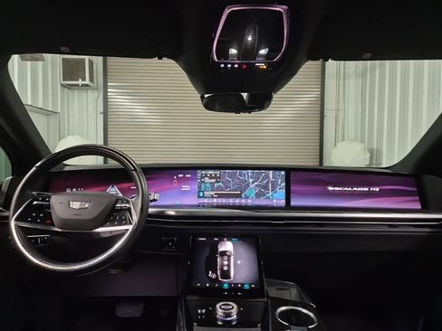 Certified 2025 Cadillac Escalade IQ Luxury 1 w/ Smart Trailering package image 35