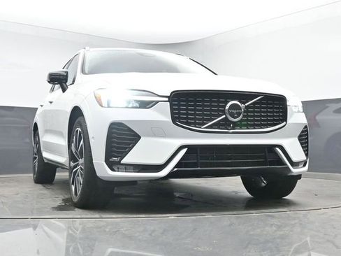 Used 2023 Volvo XC60 B5 Plus FWD image 11
