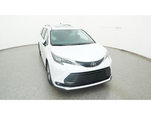 New 2026 Toyota Sienna XLE image 14