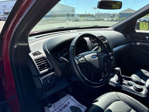 Used 2018 Ford Explorer XLT w/ Equipment Group 202A AWD/4WD image 26