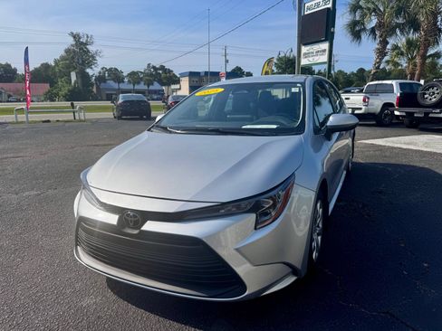 Used 2025 Toyota Corolla LE FWD image 2