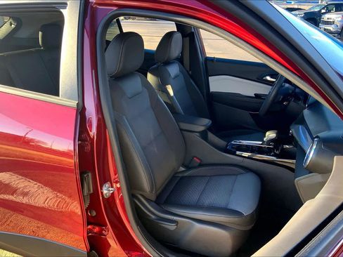 Used 2025 Chevrolet Trax LT image 9