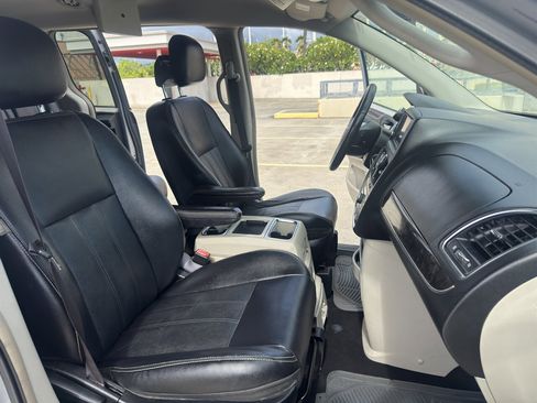 Used 2015 Chrysler Town & Country Touring image 11