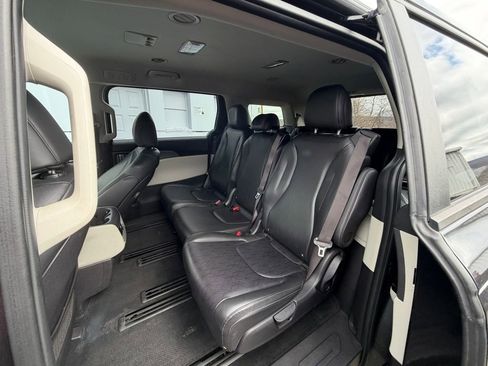 Used 2022 Kia Carnival LX image 10