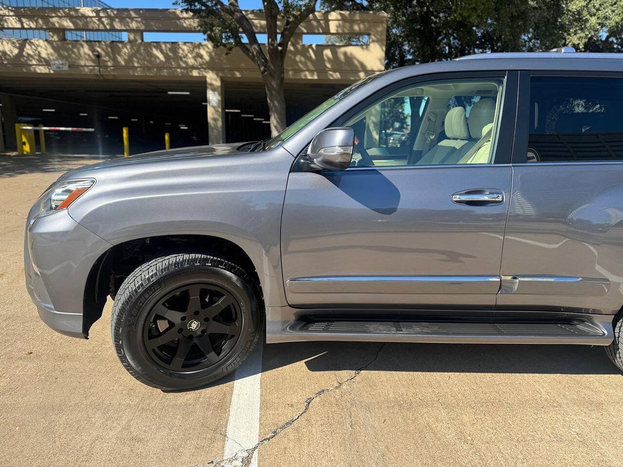 Used 2015 Lexus GX 460 w/ Premium Package AWD/4WD image 4