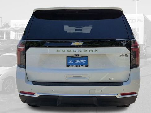 Used 2025 Chevrolet Suburban LT RWD image 6