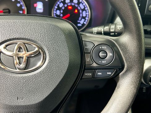 Used 2021 Toyota RAV4 XLE w/ Convenience Package FWD image 19