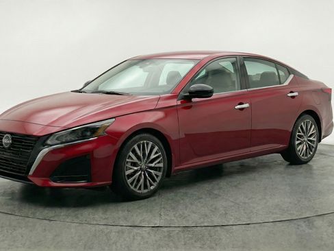 Used 2025 Nissan Altima 2.5 SV image 3