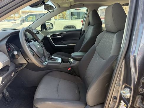 Used 2020 Toyota RAV4 XLE w/ Convenience Package FWD image 27