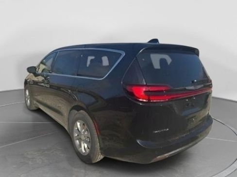 New 2026 Chrysler Pacifica Select AWD/4WD image 8