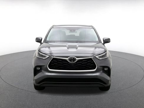 Used 2025 Toyota Highlander LE FWD image 2