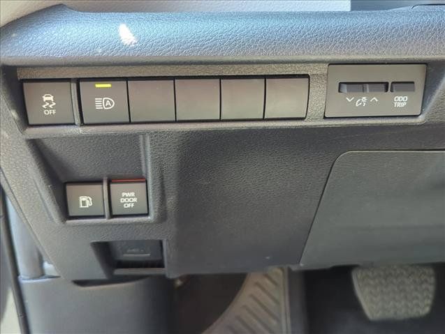 Used 2025 Toyota Sienna XLE FWD image 11
