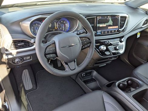 New 2026 Chrysler Pacifica Select image 15