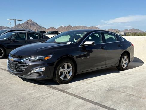 Used 2023 Chevrolet Malibu LT FWD image 2