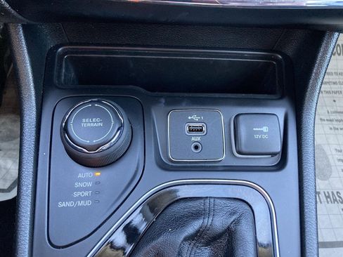 Used 2023 Jeep Cherokee Altitude Lux image 34