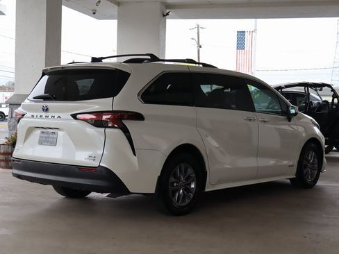 Used 2021 Toyota Sienna XLE image 5