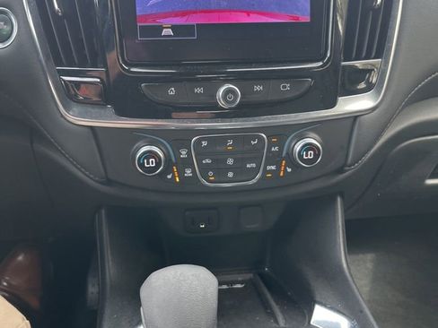 Used 2023 Chevrolet Traverse LT FWD image 34