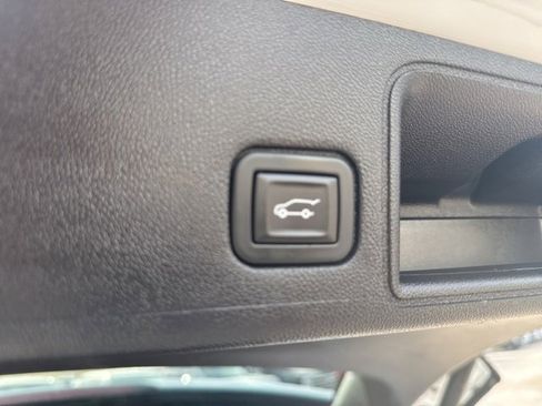 Used 2023 GMC Terrain SLT image 17