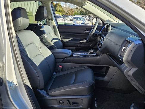 Used 2025 Nissan Pathfinder SL image 13