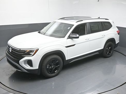 Used 2025 Volkswagen Atlas Peak Edition SE image 45