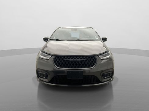 Used 2023 Chrysler Pacifica Limited w/ Uconnect Theater Family Group FWD image 5