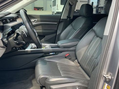 Used 2019 Audi e-tron Prestige w/ Prestige Package AWD/4WD image 3