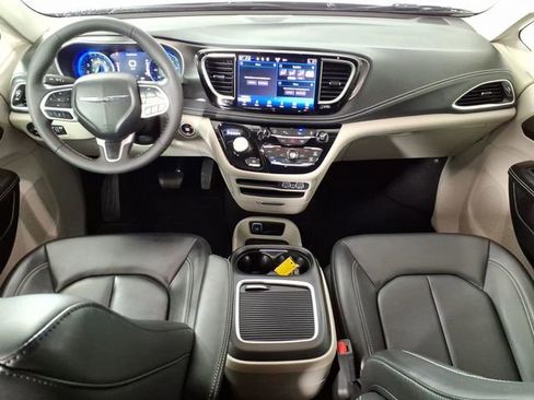Used 2023 Chrysler Pacifica Touring-L AWD/4WD image 12
