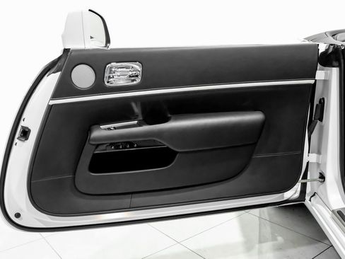 Used 2018 Rolls-Royce Dawn image 41