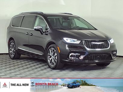 Used 2021 Chrysler Pacifica Limited w/ Uconnect Theater Family Group
