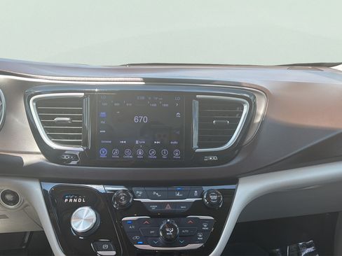 Used 2017 Chrysler Pacifica Touring-L Plus w/ Advanced Safetytec Group FWD image 14