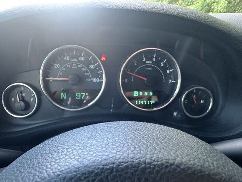 Used 2017 Jeep Wrangler Sahara w/ Connectivity Group AWD/4WD image 13