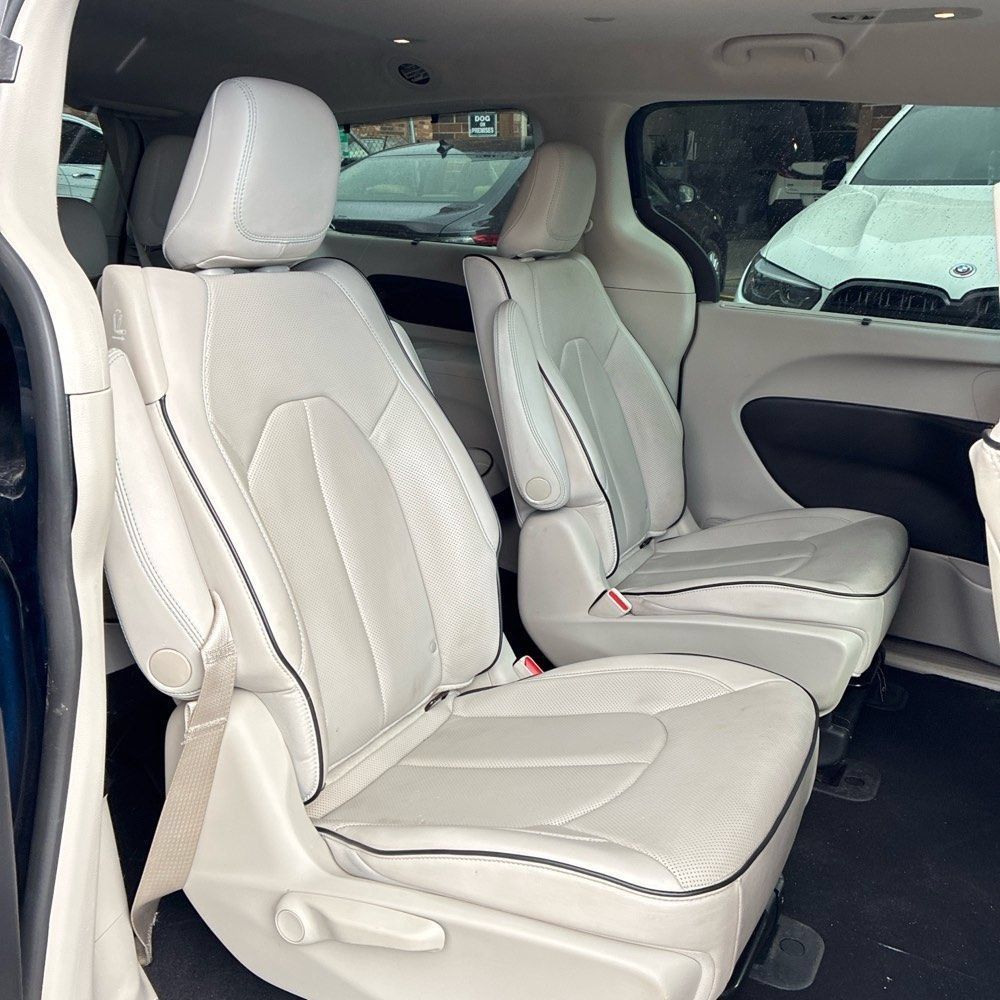 Used 2020 Chrysler Pacifica Limited w/ Advanced Safetytec Group FWD image 12