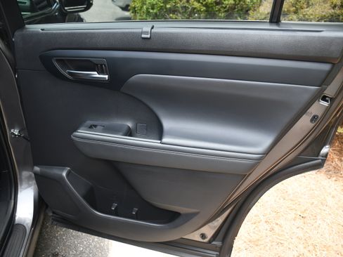 Used 2022 Toyota Highlander XLE FWD image 20