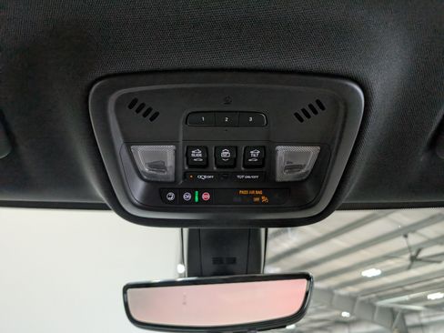 Used 2023 Chevrolet Traverse Premier FWD image 26