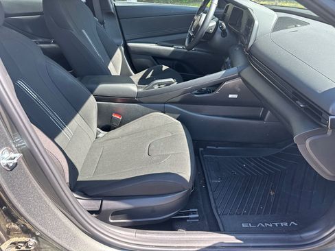 Used 2025 Hyundai Elantra Sport FWD image 13