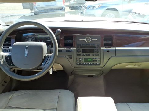 Used 2006 Lincoln Town Car Signature image 7