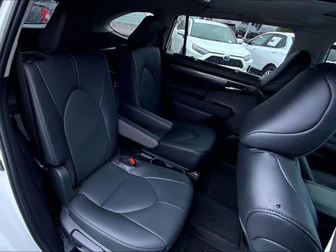 Used 2025 Toyota Highlander Limited image 18