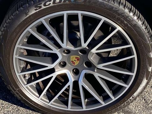 Used 2021 Porsche Cayenne AWD/4WD image 25