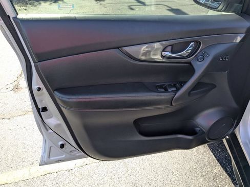 Used 2020 Nissan Rogue SV w/ Premium Package FWD image 12