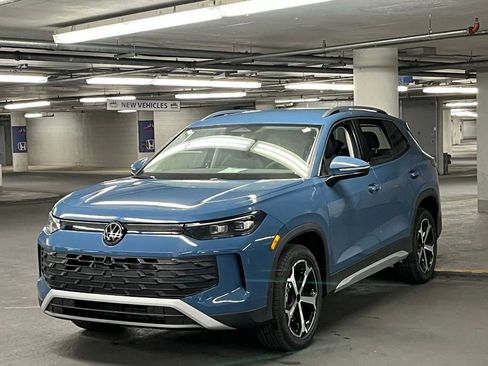 New 2025 Volkswagen Tiguan SE image 3