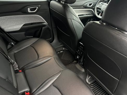 Used 2024 Jeep Compass Latitude image 17