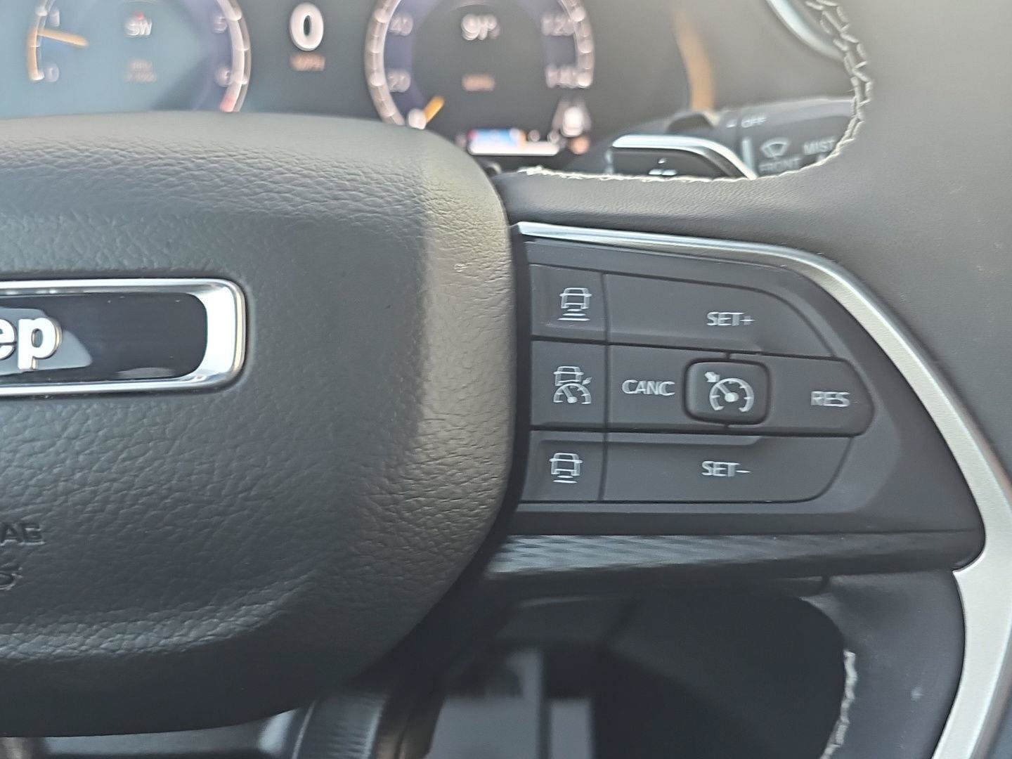 Used 2025 Jeep Grand Cherokee Altitude RWD image 20