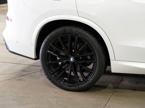 Used 2023 BMW X5 xDrive40i w/ M Sport Package image 2