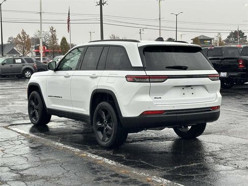 Used 2024 Jeep Grand Cherokee Altitude image 6