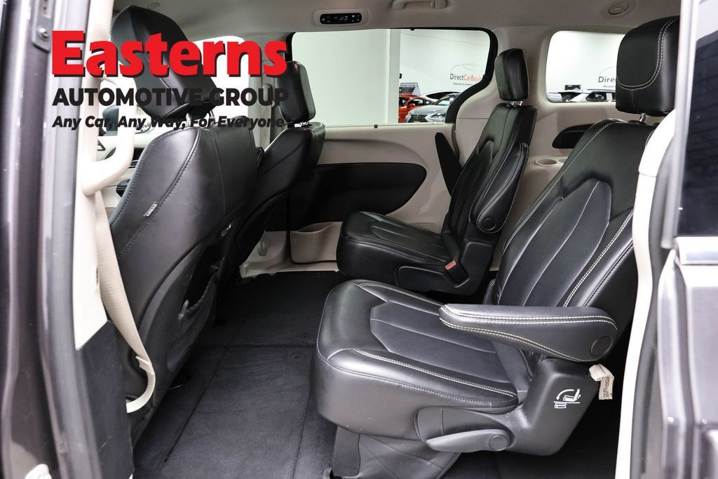 Used 2023 Chrysler Pacifica Touring-L FWD image 24
